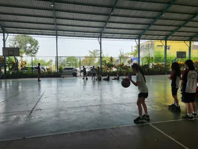Jóvenes en cancha de baloncesto interior